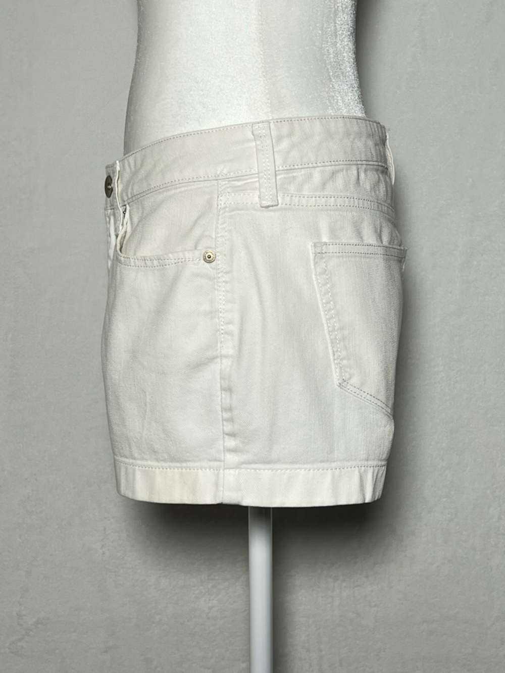 jcp White Cotton Blend Low Rise Shorts - size 4 - Picture 5 of 10